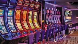 Meja live roulette di studio result menampilkan roda putar dengan nomor dan dealer profesional mempersiapkan permainan
